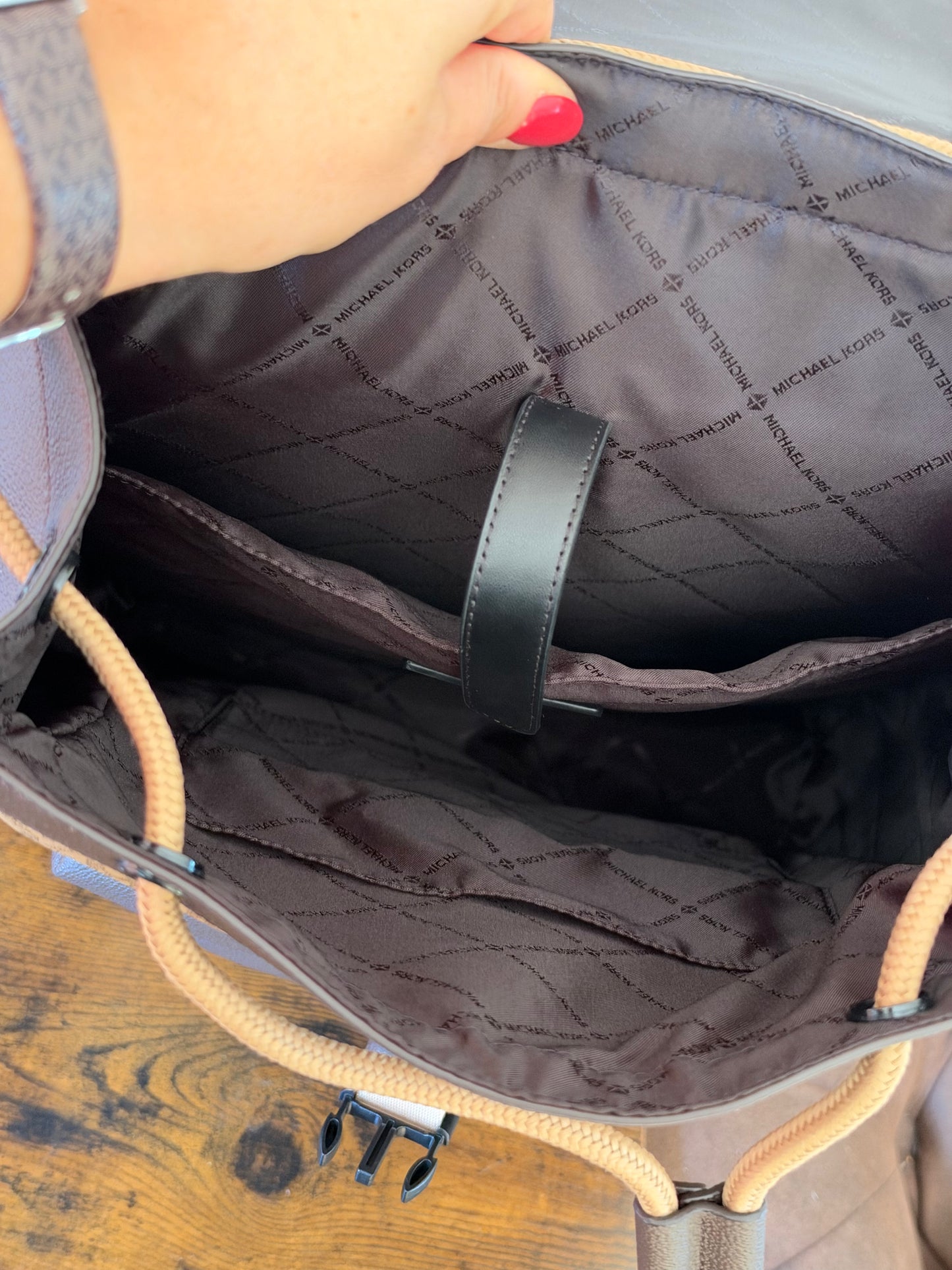 Ruda Michael Kors kuprinė