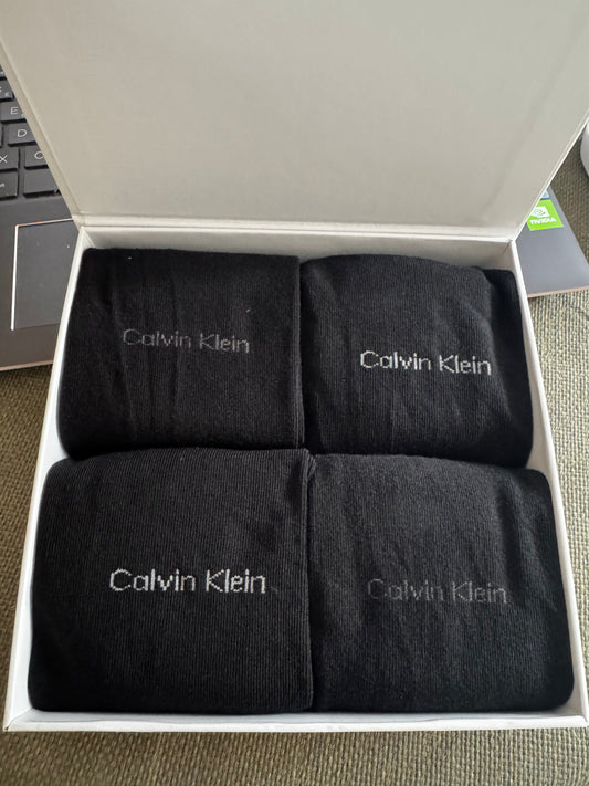 4 porų Calvin Klein vyriškų kojinių rinkinys (Juodos)
