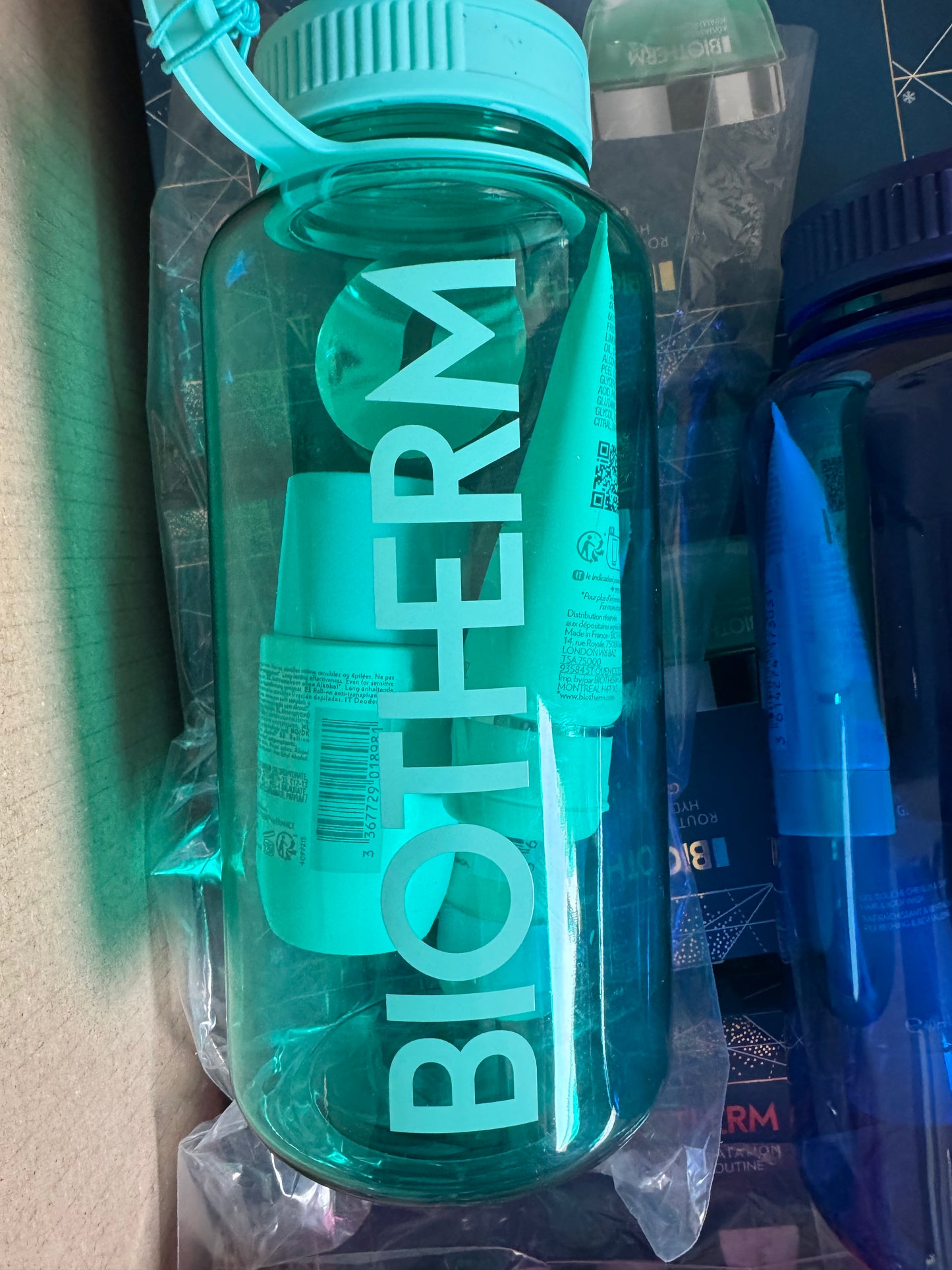 Biotherm rinkiniai supakuoti į gertuvę