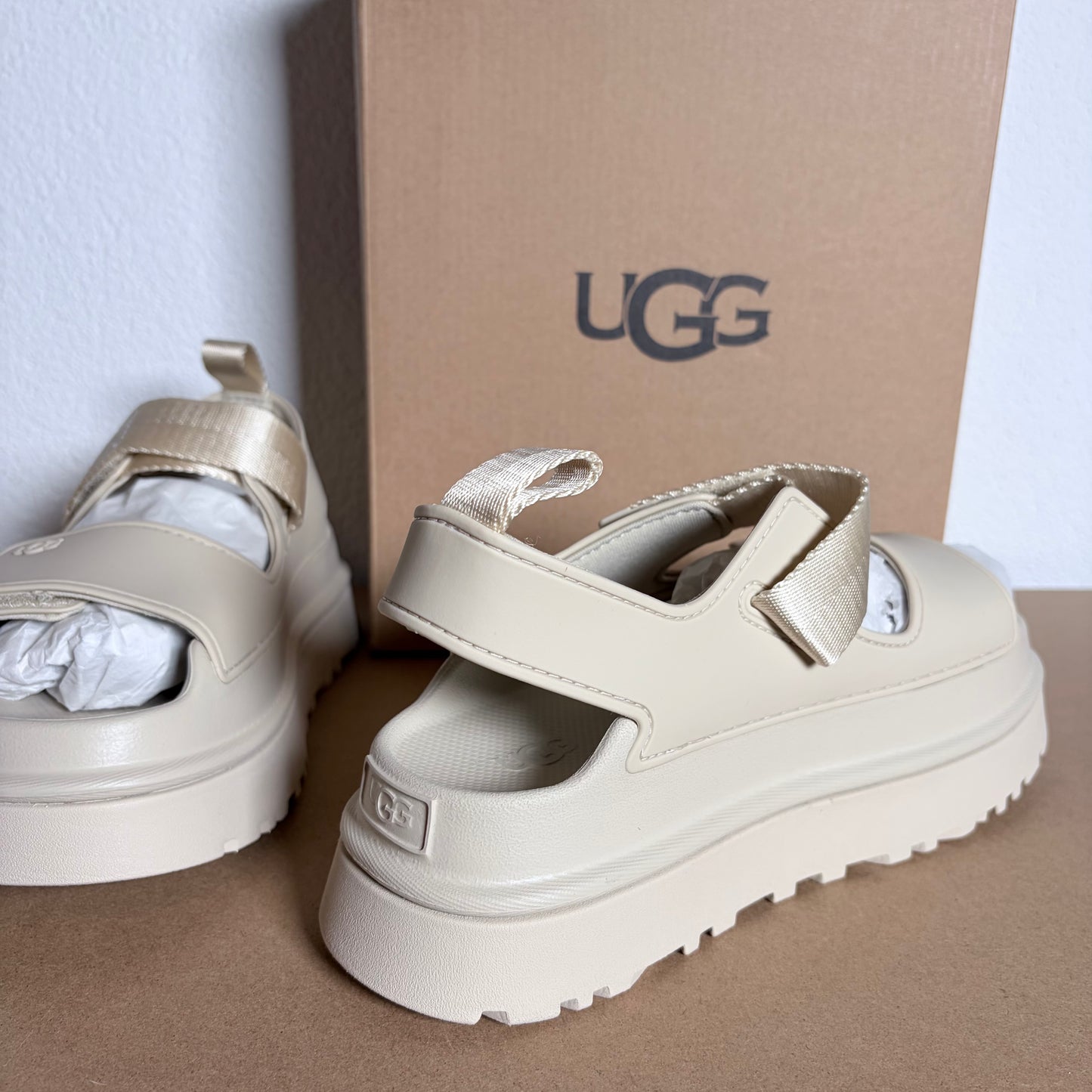 UGG Goldenglow sandalai