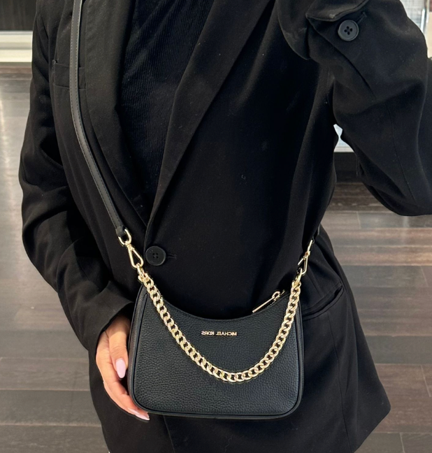Michael Kors juodas odinės tekstūros krepšys per petį su aukso grandinėle