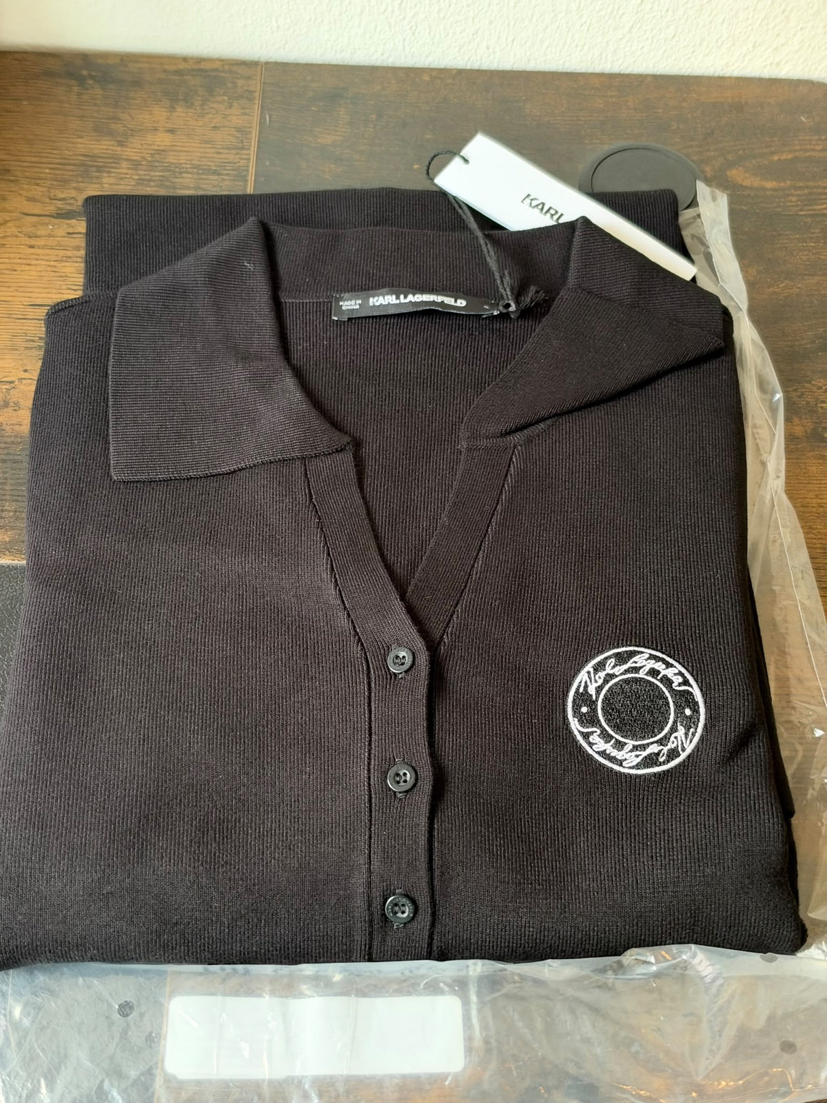 Suknelės apykaklė, sagos ir „Karl Lagerfeld“ emblema